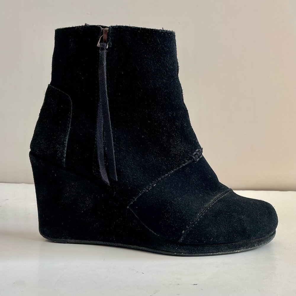 TOMS Womens Desert Wedge Black Suede
Side Zip Booties